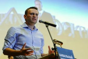 Агитаторы Навального обклеили стикерами столичные памятники