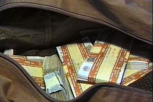 В столице грабители отняли у мужчины крупную сумму денег, которую он снял в банке