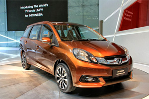 Honda Mobilio - новый бюджетный семиместный компактвэн