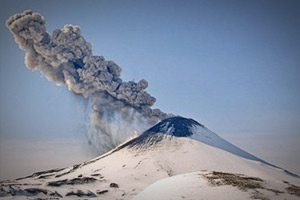 Сразу три вулкана извергаются в эти минуты на Камчатке